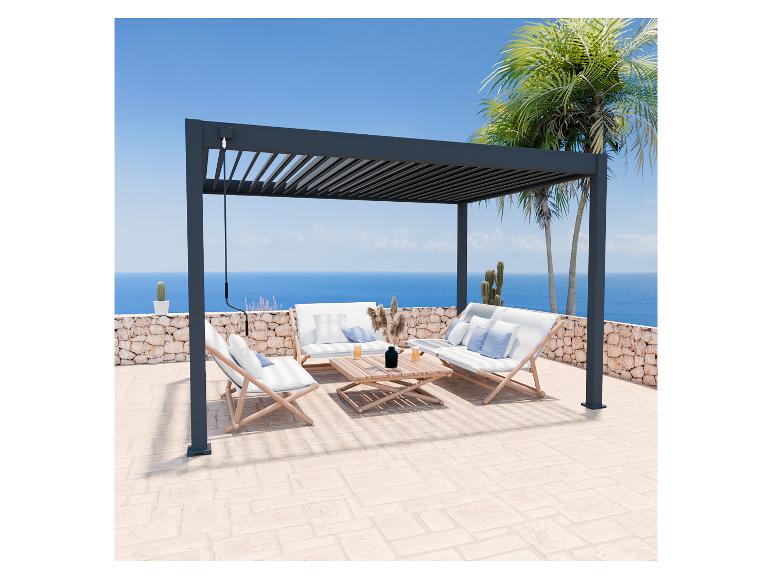 Pergola, Loungemöbel und Liegestühle am Meer.