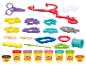 Ein Play-Doh Arztkoffer mit verschiedenen Werkzeugen, Förmchen und mehreren Dosen Knetmasse.