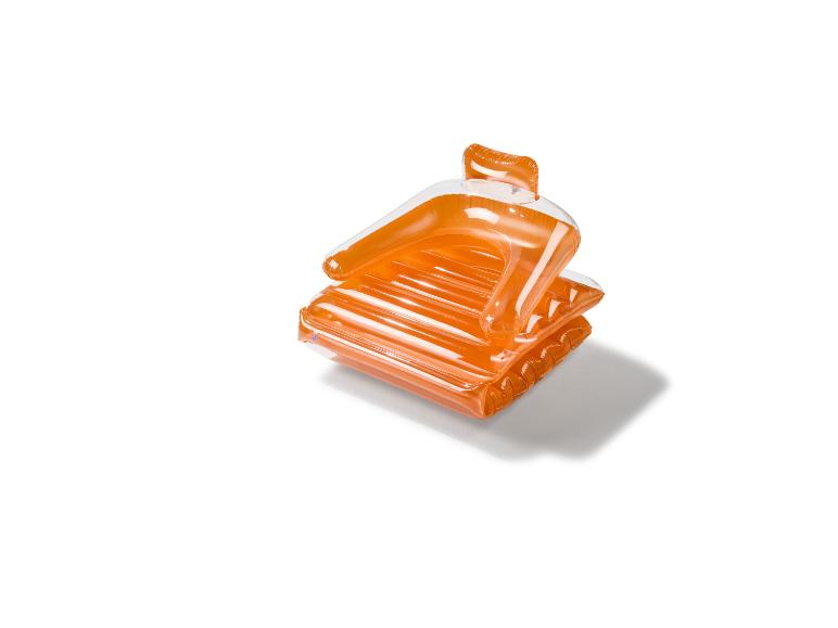 Orangefarbene aufblasbare Poolliege mit Rückenlehne, in der Mitte gefaltet.
