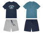 Zwei Sets mit T-Shirts und Shorts, eines mit dem Aufdruck 'East & West Varsity'