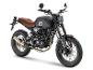 PRIKE Motorrad PXS 125 Scrambler in mattem Schwarz mit braunem Sitz und roten Akzenten.