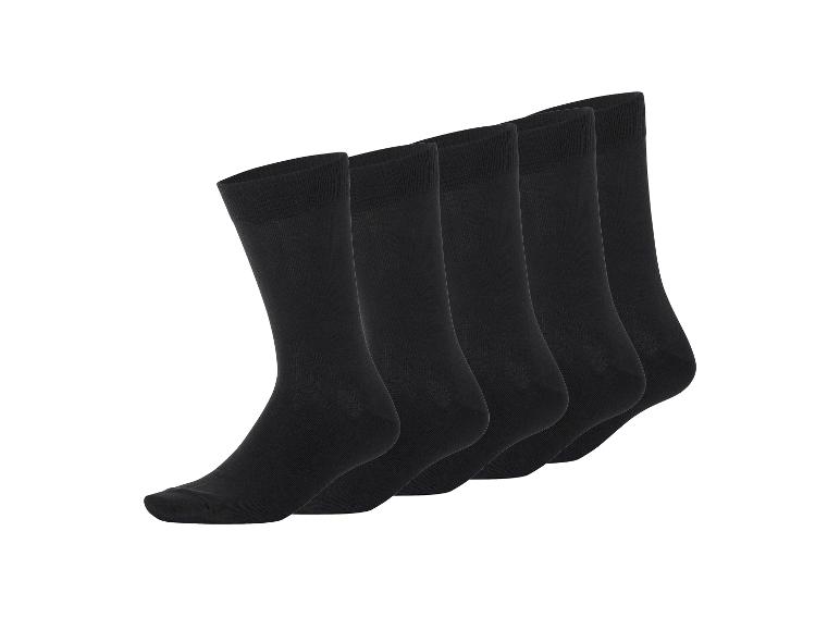 Fünf Paar schwarze Socken liegen nebeneinander.