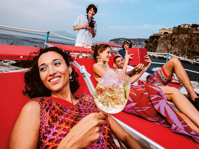 Freunde genießen einen Aperitif am Meer.