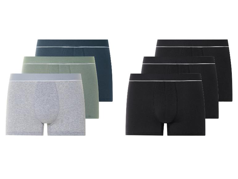 Drei Boxershorts in verschiedenen Farben.