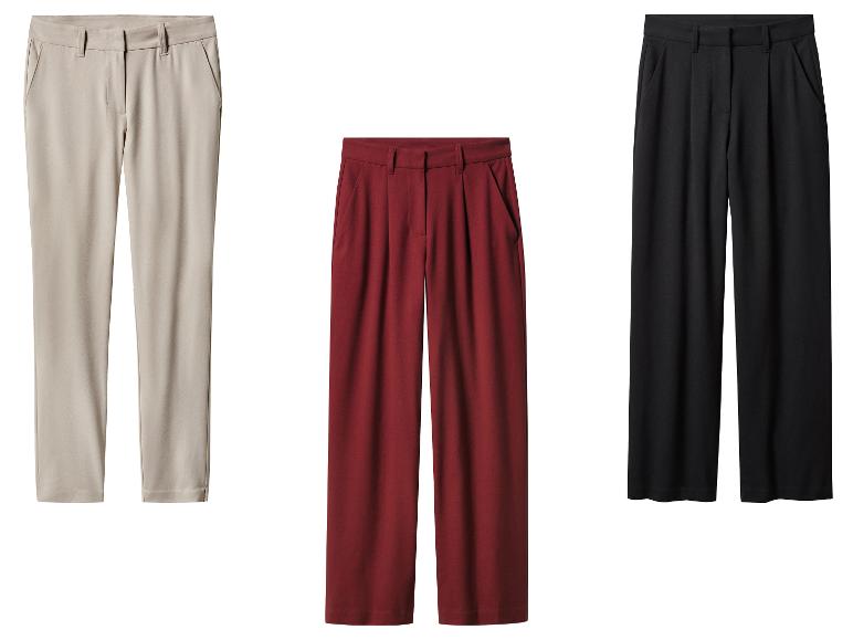 Drei Hosen: beige, bordeauxrot und schwarz.