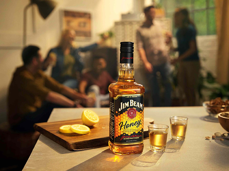 Gehe zu Vollbildansicht: JIM BEAM Honey Bourbon Whiskey mit Honig-Likör 35% Vol - Bild 2