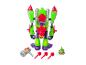 Grünes und rotes Roboterspielzeug mit Zubehör und einer kleinen Figur.