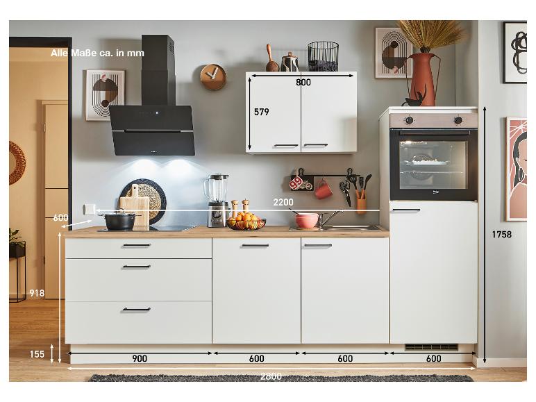 Moderne Küche mit weißen Schränken, Holzplatte, Dunstabzugshaube, Backofen und Spüle, mit Maßen.