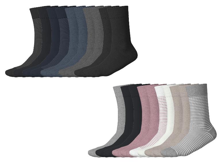 Zwei Sets Socken, eines in dunklen Unifarben und Streifen, das andere in hellen Unifarben und Streifen.