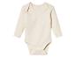 Ein weißer Baby-Body mit langen Ärmeln.