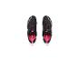 Paar schwarze und pinke Sportschuhe mit weißen Sohlen, von oben gesehen.