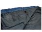 Dunkelblauer Schlafsack mit Innentasche.