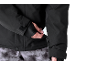 Mann in schwarzer Jacke mit weißem Zettel in der Ärmeltasche.