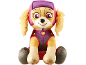 Plüschtier eines braunen Hundes in rosa-violetter Uniform, sitzend.