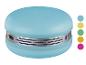 Blauer Macaron-förmiger Lautsprecher mit silbernen Details und Farbmustern.