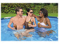 Drei Personen entspannen sich in einem Pool mit Cocktails.