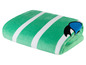 Ein grünes Handtuch mit weißen Streifen, gefaltet.