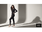 Frau in schwarzem Thermo-Langarmshirt und Leggings in einem Studio