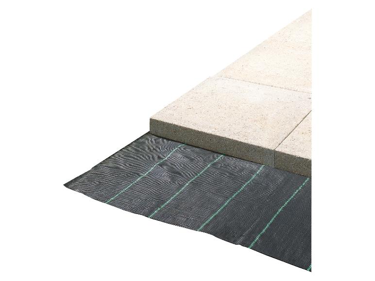 Schwarzes Unkrautvlies mit beigen Pflastersteinen