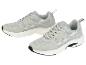 Zwei graue Sportschuhe mit Mesh-Details und weißen Sohlen