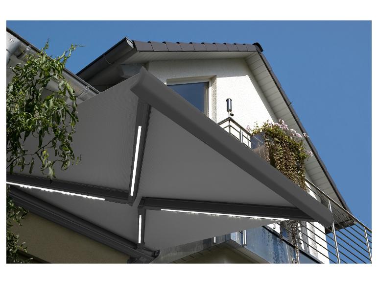 Moderne Terrassenmarkise mit integrierter LED-Beleuchtung auf einem Hausbalkon.