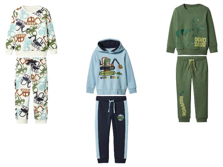 Drei Kinderpyjama-Sets mit Bau- und Dinosaurier-Motiven.