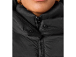 Nahaufnahme einer Person in einer schwarzen Daunenjacke mit Reißverschluss und Druckknöpfen.