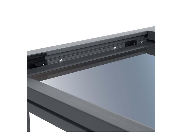 Detaillierte Ansicht eines Dachfenster- oder Oberlicht-Öffnungsmechanismus.