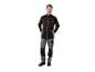 Mann in schwarzer Softshelljacke und grauer Arbeitshose.