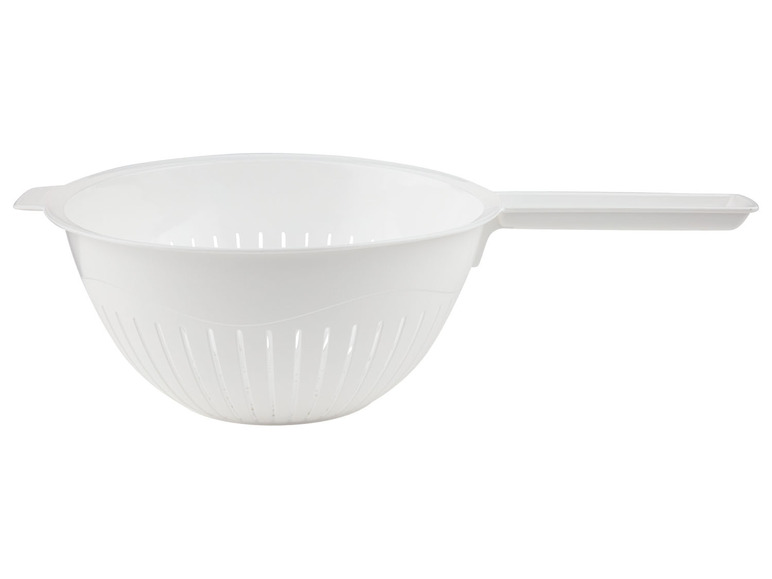 Ein weißes Plastiksieb mit Griff.
