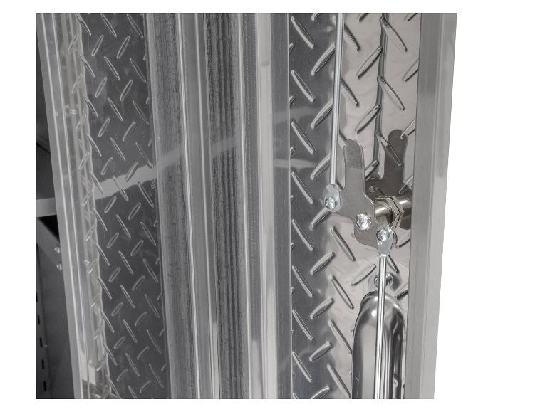 Nahaufnahme eines Metallschranks mit Riffelblechmuster und Verriegelungsmechanismus.