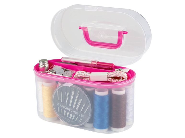 Ein rosafarbenes Nähset mit Garn, Nadeln und Maßband.