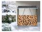 Ein Metall-Brennholzschuppen gefüllt mit Holzscheiten, in einem verschneiten Wintergarten.