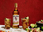 Captain Morgan Spiced Gold Rum, Cocktails und Limettenscheiben.