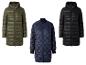 Drei lange Steppjacken: olivgrün, marineblau und schwarz.