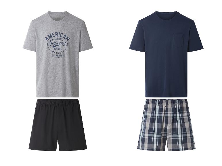 Zwei Herren-Pyjama-Sets: ein graues T-Shirt mit Aufdruck und schwarze Shorts, ein marineblaues T-Shirt und karierte Shorts.