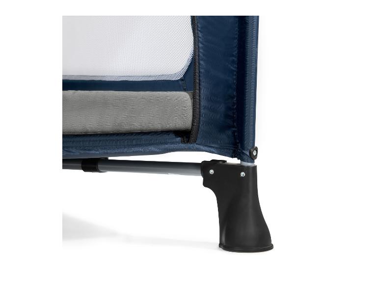 Blaues Reisebett mit Netz und grauer Polsterung, von unten gesehen