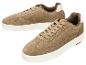 Paar braune Wildleder-Sneaker mit weißen Sohlen und Schnürsenkeln.