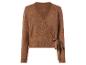 Brauner Strickpullover im Wickelstil mit Bindegürtel.