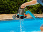 Eine Gardena Poolpumpe wird verwendet, um Wasser aus einem Pool zu pumpen.