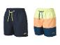 Zwei Herren-Badeshorts: eine marineblaue und eine mit Farbblöcken.