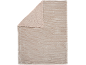 Weiche beige Decke mit einer gerippten und einer Sherpa-Seite.