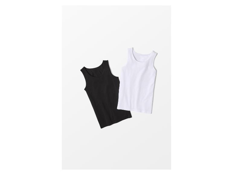 Zwei Tanktops, eines schwarz und eines weiß, auf weißem Hintergrund.