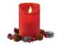 Rote LED-Kerze mit weihnachtlicher Dekoration.