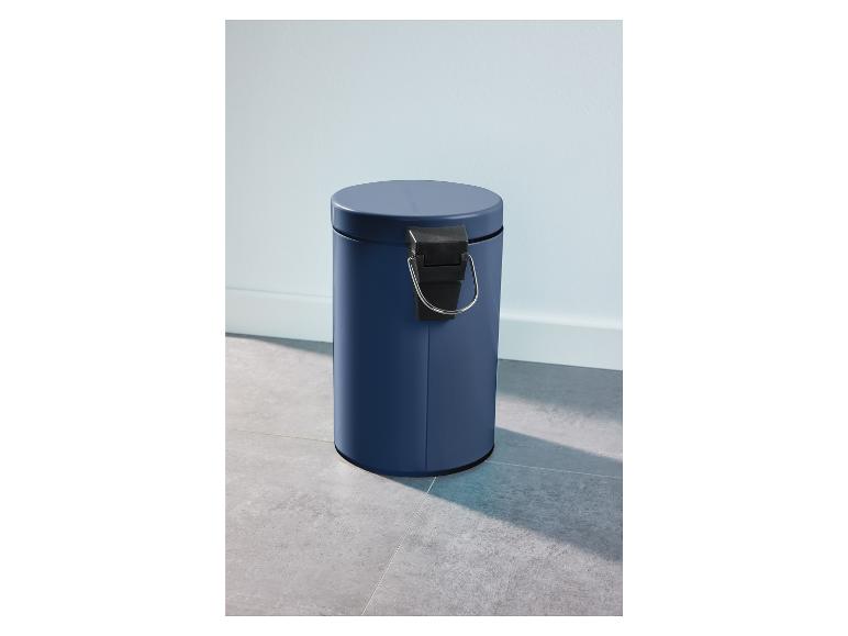 Ein blauer Mülleimer mit Fußpedal und silbernem Griff.