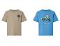 Kurzarm-T-Shirts: ein beiges mit Palme und ein blaues mit Fast-Food-Zeichnungen auf einem Skateboard.