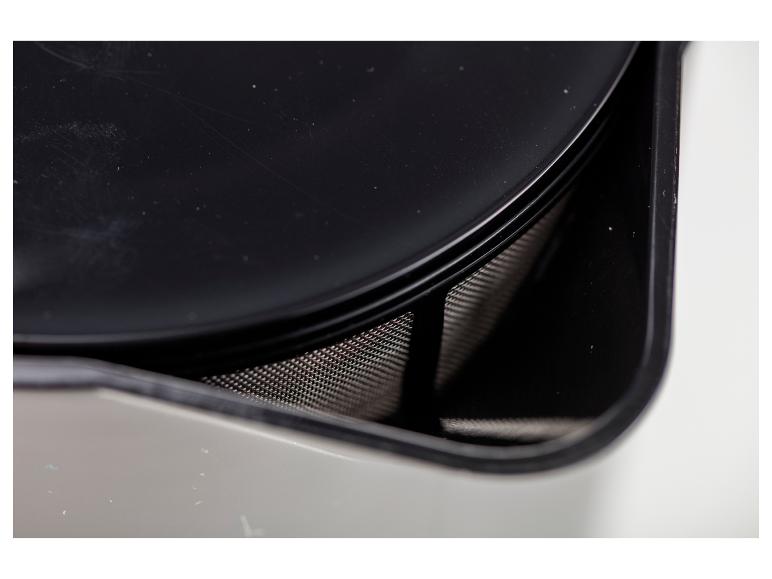 Schwarzer Kaffeefilter mit Metallgitter