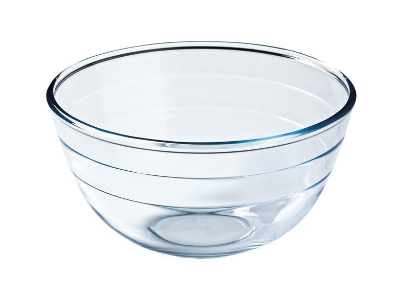 Eine transparente Glasschüssel mit blauen Rändern.