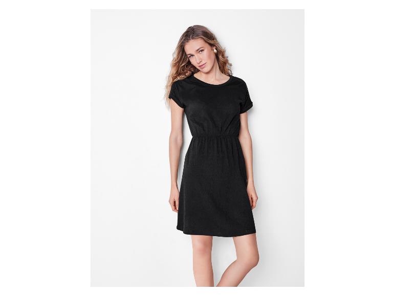 Frau in einem schwarzen Sommerkleid.