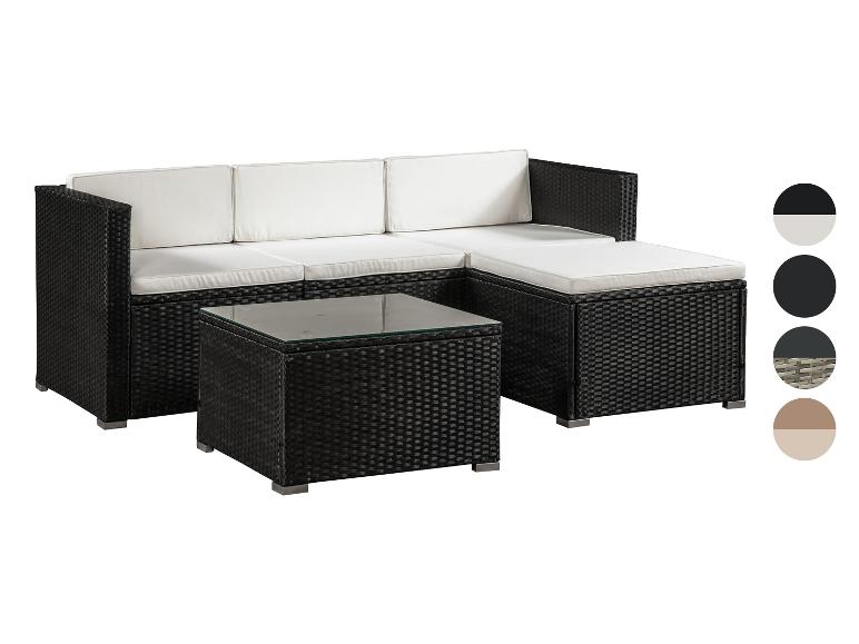 Schwarzes Rattan-Gartensofa-Set mit weißen Kissen und Couchtisch.